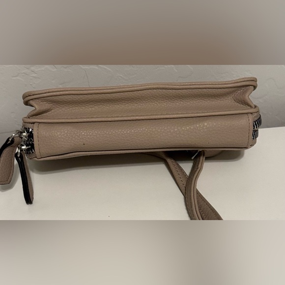 Kenneth Cole Reaction women’s Tan Crossbody Bag - Picture 8 of 8